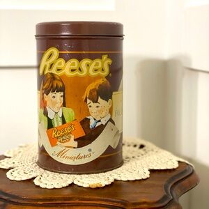 Vintage Reese’s Tin. Condition issues-preloved